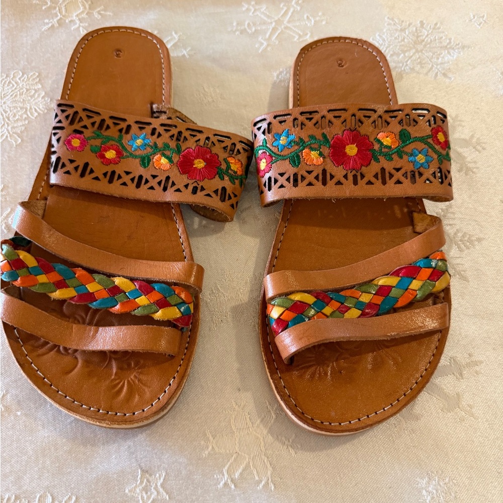 NWOT Huaraches Sandals Leather Flowers Floral Big Girls Sz 3 Gorgeous
